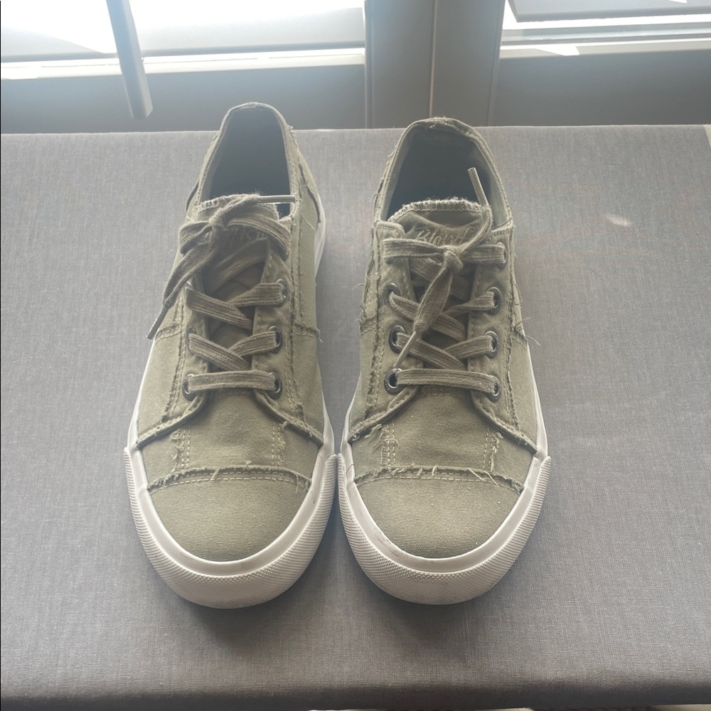 Blowfish Malibu Women’s Green Distressed Lace Up Canvas Shoes Size 8